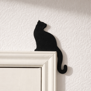 Schwarze Katzensilhouette auf dem Türrahmen